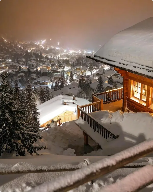 漂亮夜晚 雪景 松树 防腐木房屋